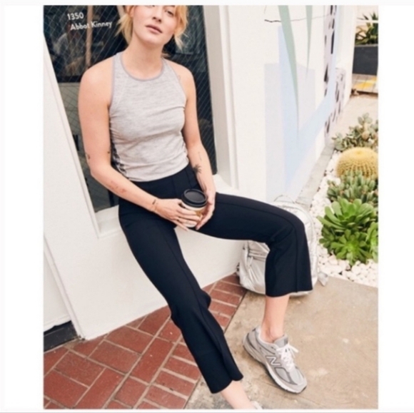 EUC ATHLETA MERCURIAL CROP FLARE PANTS black - Picture 3 of 9